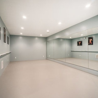 Esempio di un grande studio yoga chic con pareti grigie