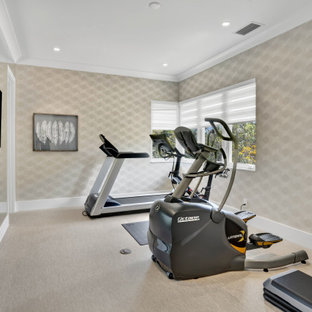 Immagine di una palestra in casa contemporanea di medie dimensioni con pareti beige, pavimento in laminato e pavimento beige