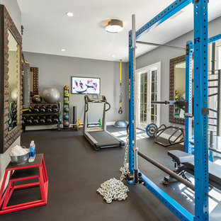 Foto di una grande palestra multiuso moderna con pareti grigie e pavimento nero