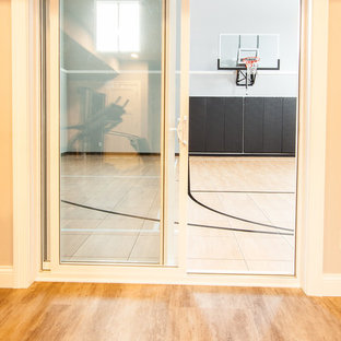 Ispirazione per un ampio campo sportivo coperto contemporaneo con pareti grigie e pavimento in laminato