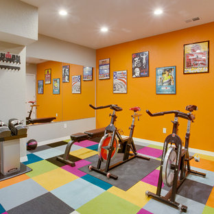 Immagine di una palestra multiuso design di medie dimensioni con pareti grigie, moquette e pavimento multicolore