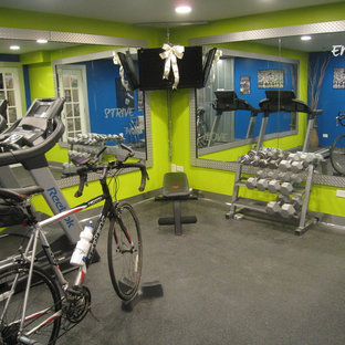 Eklektischer Fitnessraum mit grauem Boden in Chicago