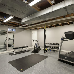 Cette image montre une salle de sport traditionnelle multi-usage et de taille moyenne avec un mur gris, béton au sol et un sol gris.