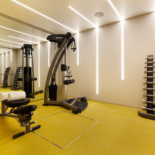 Ispirazione per una palestra in casa design di medie dimensioni con pareti grigie e pavimento giallo