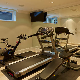 Immagine di una piccola palestra in casa chic con pareti beige, pavimento in linoleum e pavimento beige