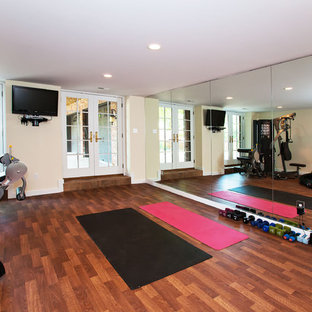 Ispirazione per una palestra in casa minimalista con pavimento marrone