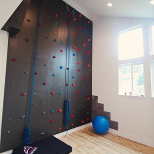 Esempio di una grande parete da arrampicata chic con pareti bianche e parquet chiaro