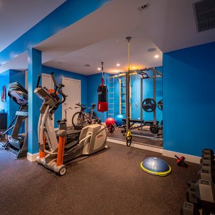 Cette image montre une petit salle de sport design multi-usage avec un mur bleu, un sol en carrelage de céramique et un sol noir.