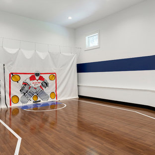 Idee per un grande campo sportivo coperto stile marinaro con pareti multicolore, pavimento marrone e pavimento in legno massello medio