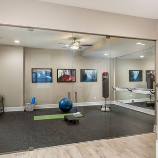 Multifunktionaler, Mittelgroßer Klassischer Fitnessraum mit beiger Wandfarbe, Porzellan-Bodenfliesen und beigem Boden in Chicago