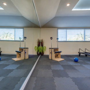 Immagine di un grande campo sportivo coperto moderno con pareti beige e moquette
