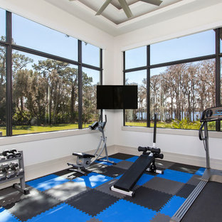 Ispirazione per una palestra multiuso design con pareti bianche e pavimento multicolore