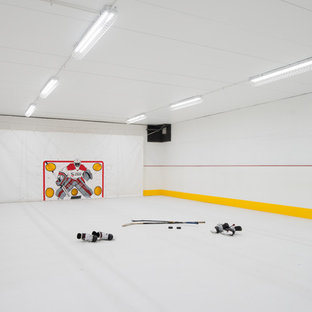 Moderner Fitnessraum mit Indoor-Sportplatz, weißer Wandfarbe und weißem Boden in Minneapolis