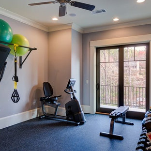 Immagine di una sala pesi stile americano di medie dimensioni con pareti grigie