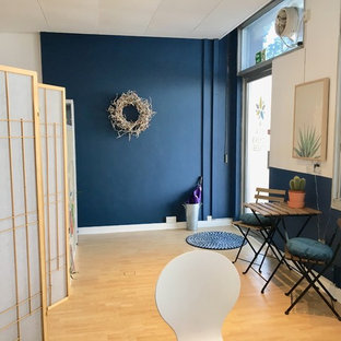 Foto di una palestra in casa scandinava con pareti blu, pavimento in laminato e pavimento beige