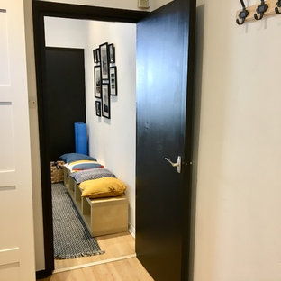 Immagine di una palestra in casa nordica con pareti blu, pavimento in laminato e pavimento beige