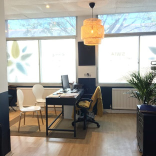 Foto di una palestra in casa nordica con pareti blu, pavimento in laminato e pavimento beige