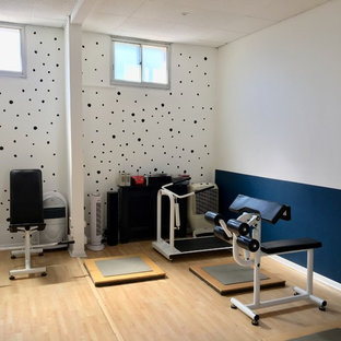 Immagine di una palestra in casa scandinava con pareti blu, pavimento in laminato e pavimento beige