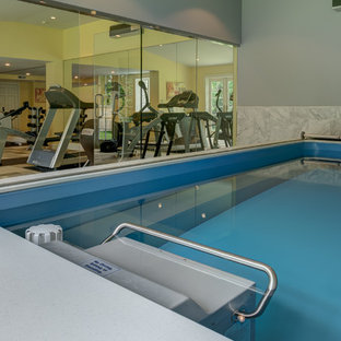 Multifunktionaler, Mittelgroßer Klassischer Fitnessraum mit gelber Wandfarbe und Teppichboden in Sonstige