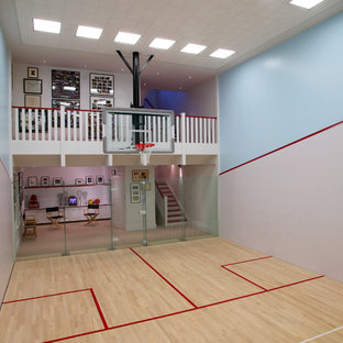 Ispirazione per un grande campo sportivo coperto tradizionale con pareti multicolore, parquet chiaro e pavimento beige