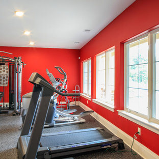 Multifunktionaler, Geräumiger Moderner Fitnessraum mit roter Wandfarbe in New York
