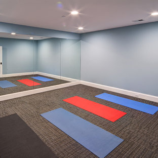 Ispirazione per un grande studio yoga classico con pareti blu, moquette e pavimento grigio