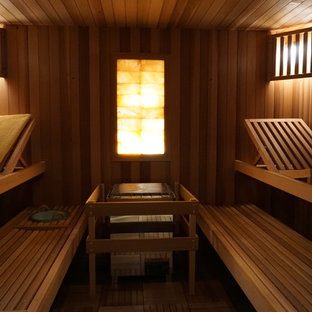 Esempio di una palestra in casa design di medie dimensioni con pareti marroni, pavimento in legno massello medio e pavimento marrone