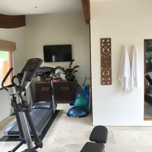 Idee per una palestra in casa tropicale di medie dimensioni con pareti beige, pavimento con piastrelle in ceramica e pavimento beige