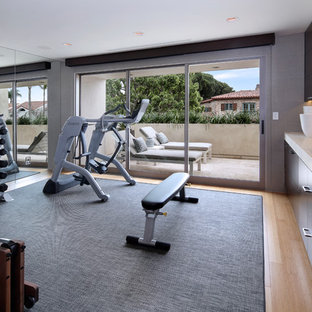 Foto di una palestra multiuso contemporanea con pareti grigie e parquet chiaro