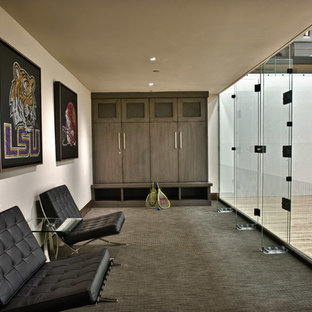 Großer Moderner Fitnessraum mit Indoor-Sportplatz, beiger Wandfarbe und Teppichboden in Salt Lake City