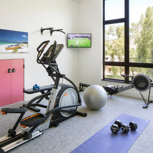 Ispirazione per una palestra in casa country con pareti bianche, pavimento grigio e soffitto a volta