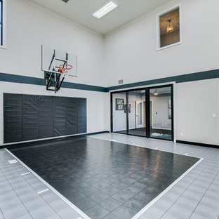 Immagine di un campo sportivo coperto classico con pareti multicolore e pavimento multicolore