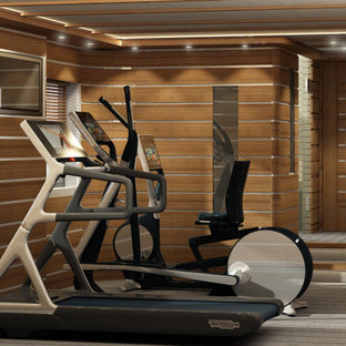 Idee per una palestra multiuso moderna di medie dimensioni con pareti marroni, parquet chiaro e pavimento grigio