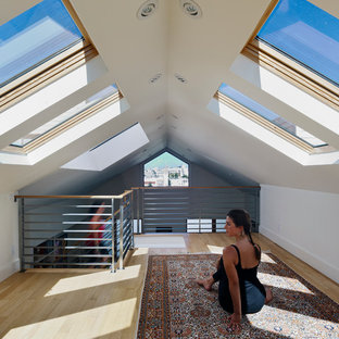 Idee per uno studio yoga contemporaneo con pareti bianche e parquet chiaro