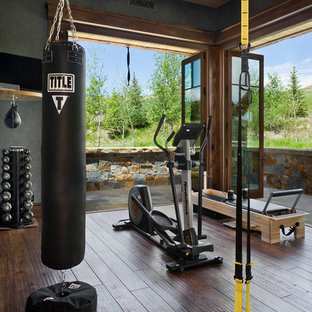 Inspiration pour une salle de sport chalet multi-usage avec un sol en bois foncé.