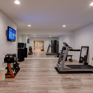 Foto di una palestra multiuso american style con pareti grigie, pavimento in vinile e pavimento marrone