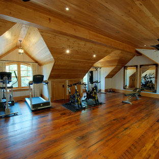 Foto di una palestra multiuso stile rurale di medie dimensioni con pavimento in legno massello medio, pareti beige e pavimento marrone