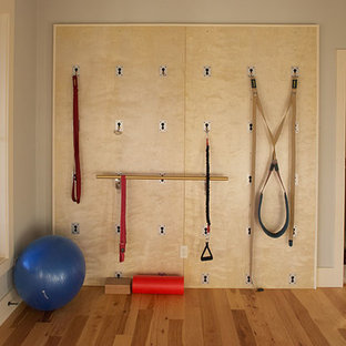 Idee per un piccolo studio yoga bohémian con pareti grigie e parquet chiaro