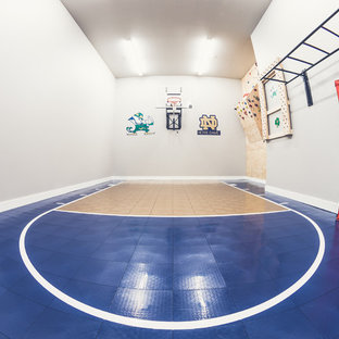 Ispirazione per un grande campo sportivo coperto country con pareti grigie