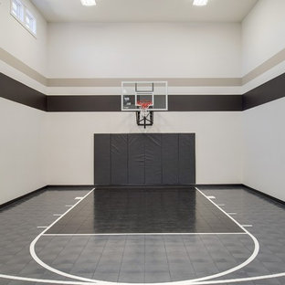 Großer Klassischer Fitnessraum mit Indoor-Sportplatz, weißer Wandfarbe, Vinylboden und grauem Boden in Minneapolis