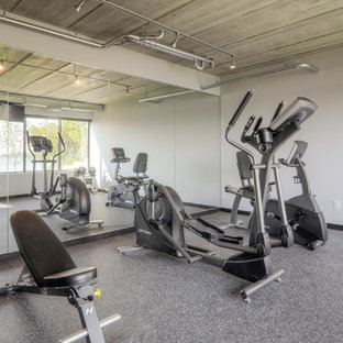 Ispirazione per una palestra multiuso minimalista con pareti bianche e pavimento grigio