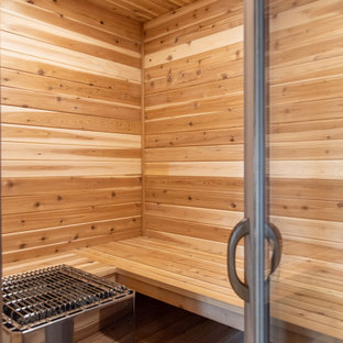 Esempio di una palestra in casa boho chic di medie dimensioni con parquet chiaro, pavimento marrone e soffitto in legno