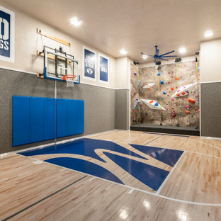 Esempio di un ampio campo sportivo coperto country con pareti beige, parquet chiaro e pavimento beige