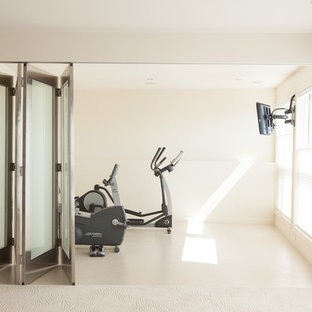 Ispirazione per una palestra in casa minimal con pareti bianche e pavimento bianco