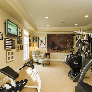Mittelgroßer Klassischer Fitnessraum mit beiger Wandfarbe, Teppichboden und gelbem Boden in Bridgeport