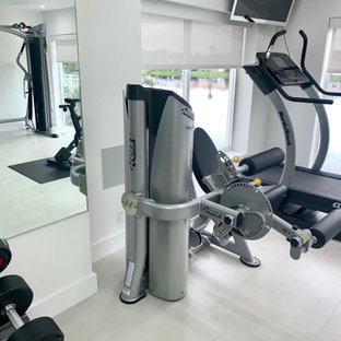 Foto di un campo sportivo coperto design di medie dimensioni con pareti bianche, pavimento con piastrelle in ceramica, pavimento grigio e soffitto in perlinato