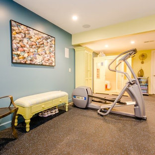 Foto di una palestra multiuso chic di medie dimensioni con pareti multicolore e pavimento in vinile