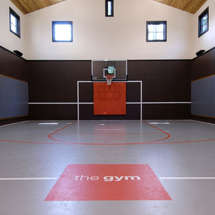 Immagine di un campo sportivo coperto minimalista con pareti bianche