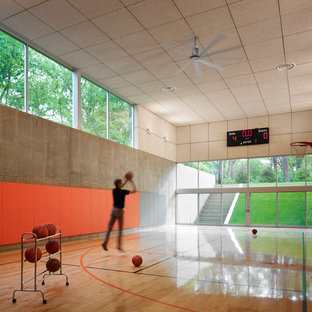 Mittelgroßer Moderner Fitnessraum mit Indoor-Sportplatz, hellem Holzboden und beiger Wandfarbe in Los Angeles