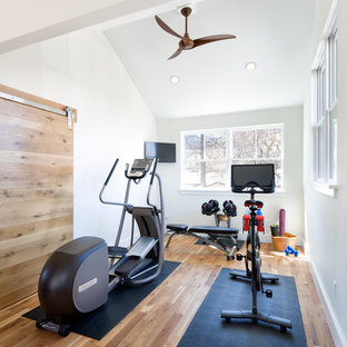 Multifunktionaler, Mittelgroßer Moderner Fitnessraum mit weißer Wandfarbe und braunem Holzboden in Denver